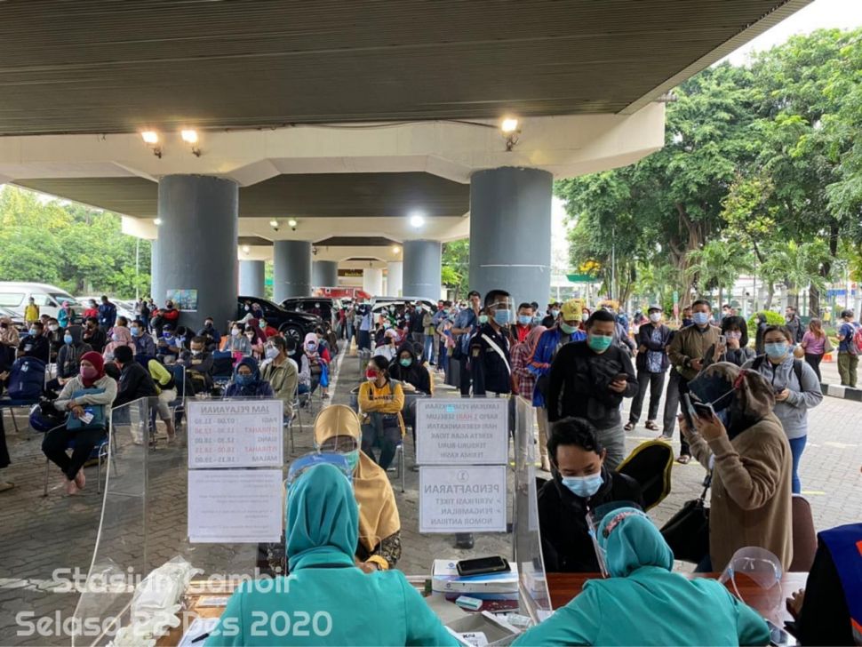 Penumpukan Penumpang di Stasiun Gambir, Selasa (22/12/2020). (Doc:Istimewa).