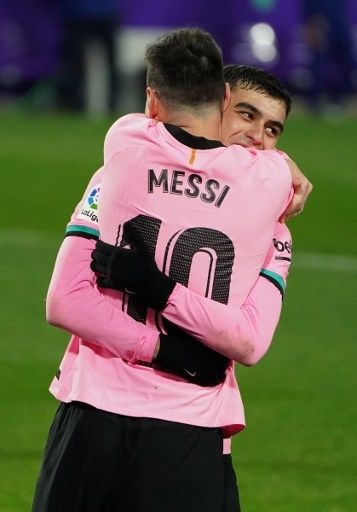 Penyerang Barcelona Lionel Messi rayakan golnya ke gawang Real Valladolid bersama Pedri dalam laga pekan ke-15 Liga Spanyol di Stadion Jose Zorilla, Rabu (23/12/2020) dini hari WIB. [AFP]