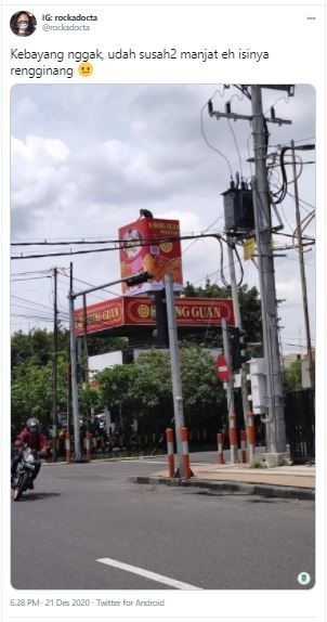 Kaleng Khong Guan raksasa di Surabaya (Twitter @rockadocta)