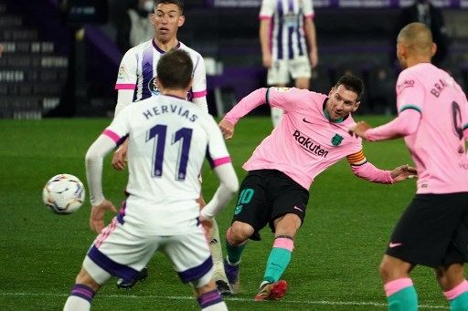 Penyerang Barcelona Lionel Messi melewati para pemain Real Valladolid dalam laga pekan ke-15 Liga Spanyol di Stadion Jose Zorilla, Rabu (23/12/2020) dini hari WIB. [AFP]