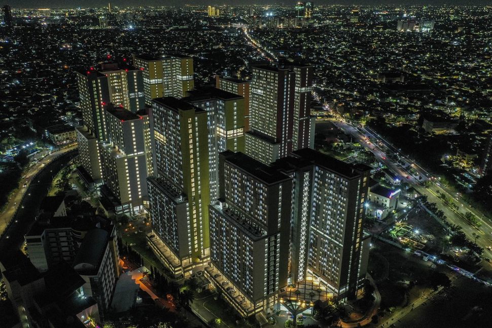 Foto aerial suasana malam hari di Rumah Sakit Darurat (RSD) Penanganan COVID-19 Kompleks Wisma Atlet Kemayoran Jakarta, Selasa (22/12/2020).  [ANTARA FOTO/Galih Pradipta]