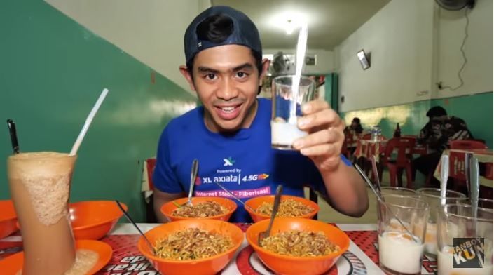 Tanboy Kun makan mi becek Bangladesh di Medan (YouTuber Tanboy Kun)