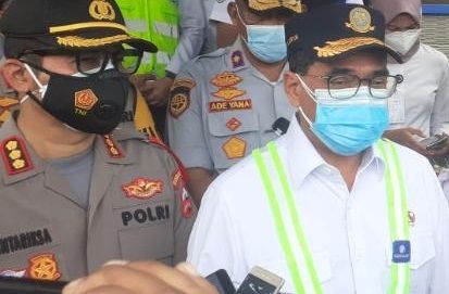 Menhub Budi Karya Sumadi (kanan) saat memantau lalin Puncak Bogor di Pos Polisi Gadog, Kamis (24/12/2020). [Suara.com/Andi Ahmad Sulaendi]