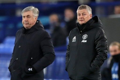 Gestur manajer Manchester United Ole Gunnar Solskjaer (kanan) saat menghadapi Everton di perempat final Piala Liga Inggris di Goodison Park, Kamis (24/12/2020). [AFP]