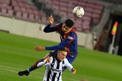 Pemain Barcelona Ronald Araujo mengawal pertahanan Blaugrana di laga kontra Levante pada Oktober 2020. [AFP]