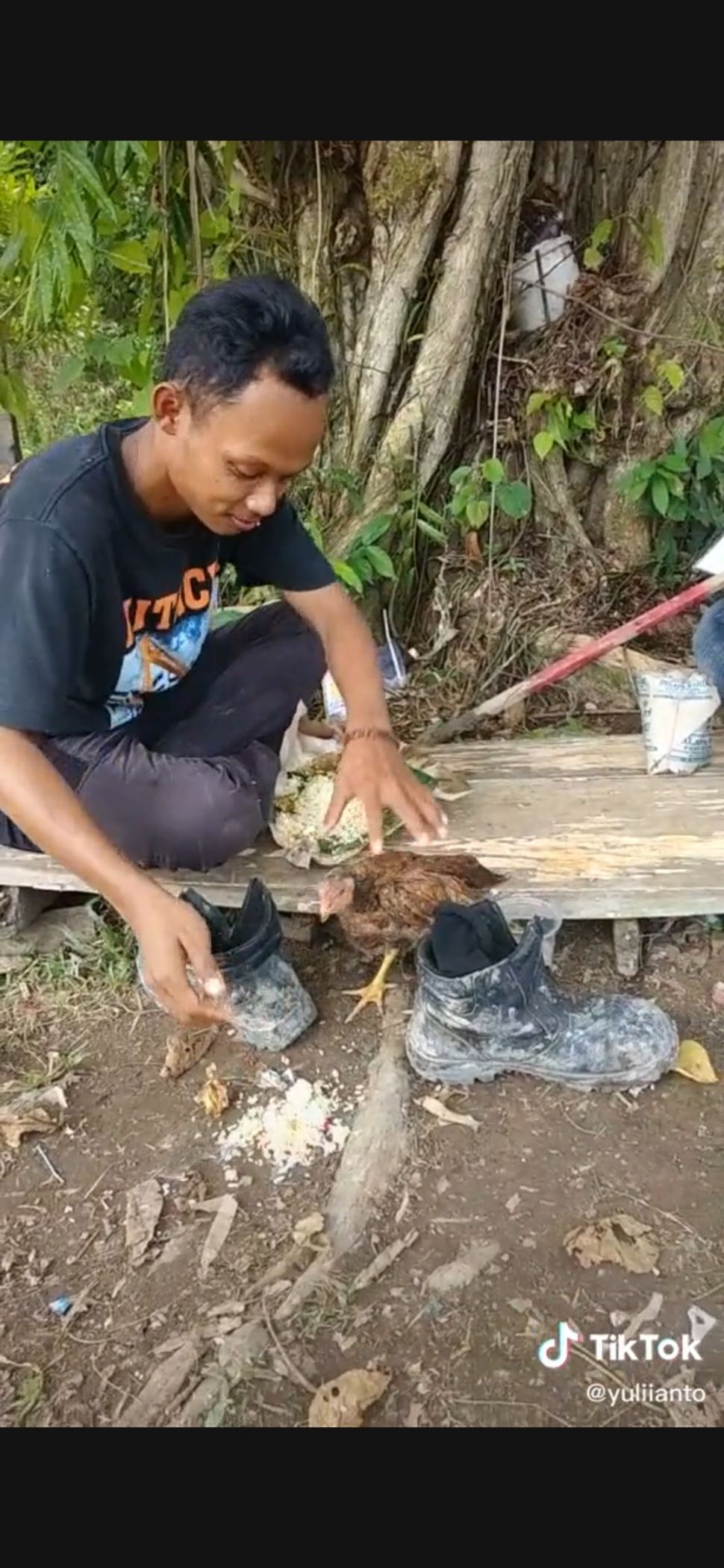 Viral video lelaki ngambek sama ayam. (Dok. TikTok)