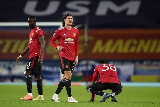 Penyerang Manchester United Edinson Cavani rayakan golnya ke gawang Everton di babak perempat final Piala Liga Inggris di Goodison Park, Kamis (24/12/2020) dini hari WIB. [AFP]