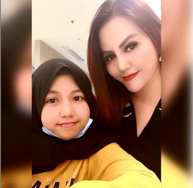 Nita Thalia bersama putrinya. [Instagram]