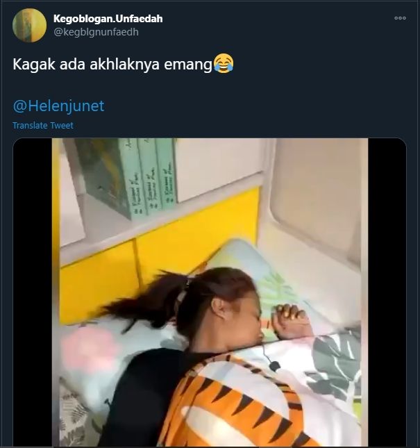 Aksi Viral Cewek Tidur Di Kasur Pajangan Toko Publik Duh Malu Maluin Lan