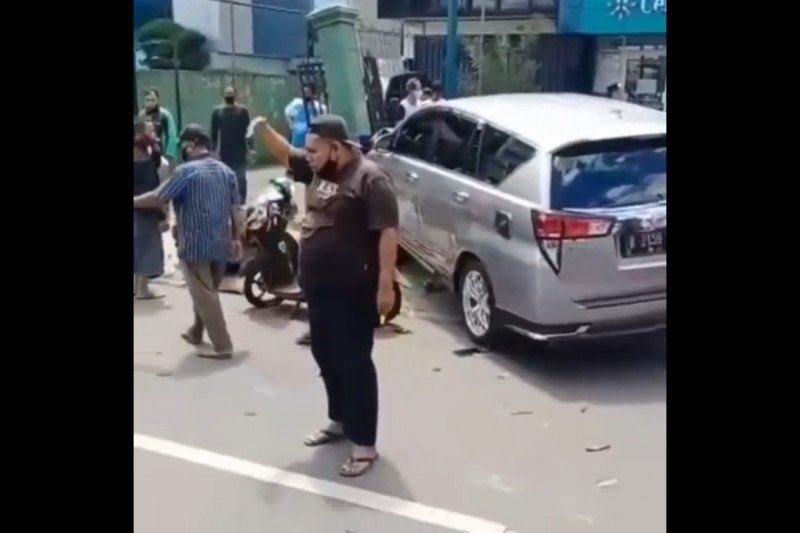 Tangkapan layar video kecelakaan lalu lintas melibatkan lima kendaraan di Jalan Raya Ragunan, Kecamatan Pasar Minggu, Kota Jakarta Selatan, Jumat (25/12/2020). [Ist]