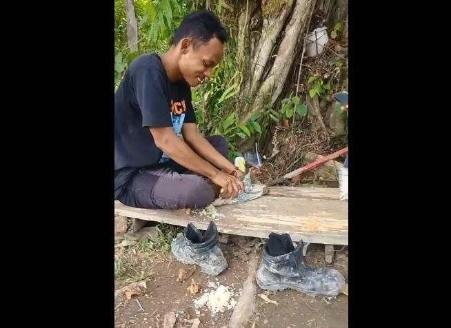 Pria Diganggu saat Sedang Makan, Endingnya Si Ayam Alami Hal Tak Terduga. (TikTok/@yuliianto)