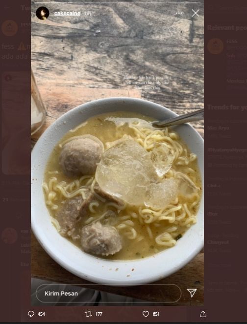 Bikin Warganet Melongo, Nadin Amizah Doyan Makan Bakso Pakai Es Batu. (Twitter/@FFOODFESS)