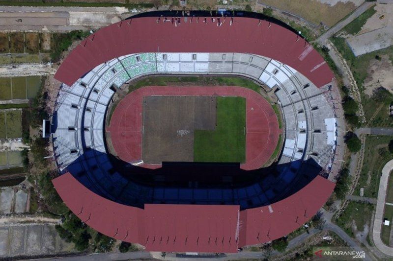 Suasana Stadion Gelora Bung Tomo (GBT) yang tengah direnovasi di Surabaya, Jawa Timur, Kamis (20/8/2020). Berbagai perbaikan terus dikerjakan di stadion tersebut seperti pemasangan sekitar 45.000 kursi tunggal dan pengelupasan rumput untuk diganti dengan rumput standar internasional guna menyambut Piala Dunia U-20 pada 2021. (ANTARA FOTO/Moch Asim/foc)