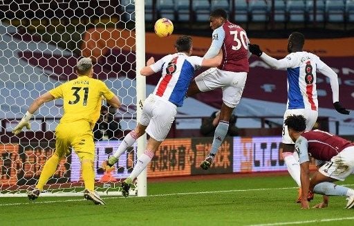 Pemain Aston Villa Kortney Hause menjebol gawang Crystal Palace dalam gelaran Boxing Day Liga Premier Inggris di Villa Park, Sabtu (26/12/2020). [AFP]