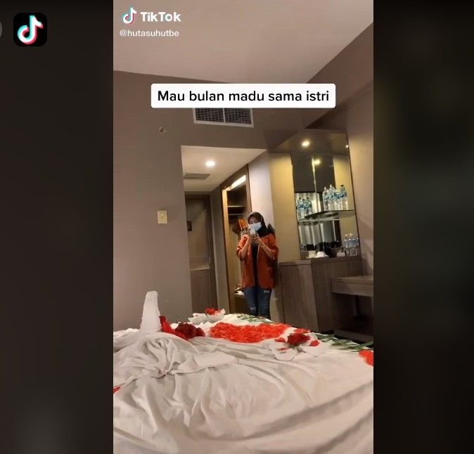 Istri sibuk foto-foto kasur saat bulan madu (tiktok)