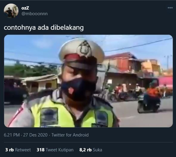 Pesepeda tertabrak mobil tepat di belakang polisi. (Twitter/@mbooonnn)