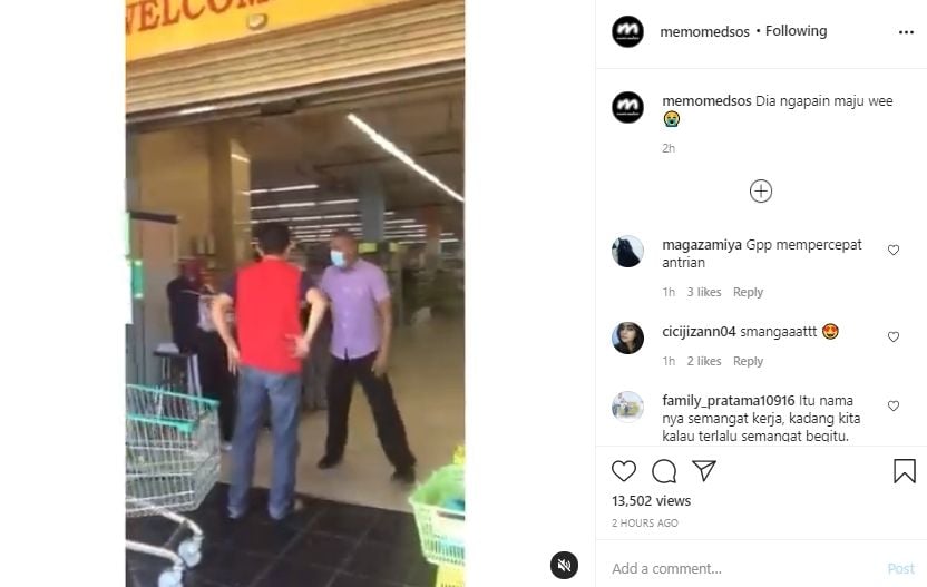 Video penjaga toko cek suhu tubuh pembeli. (Instagram/memomedsos)