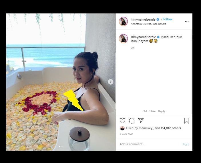 Unggah Foto Berendam di Bali, Caption Tante Ernie Bikin Warganet Salfok. (Instagram/himynameisernie)