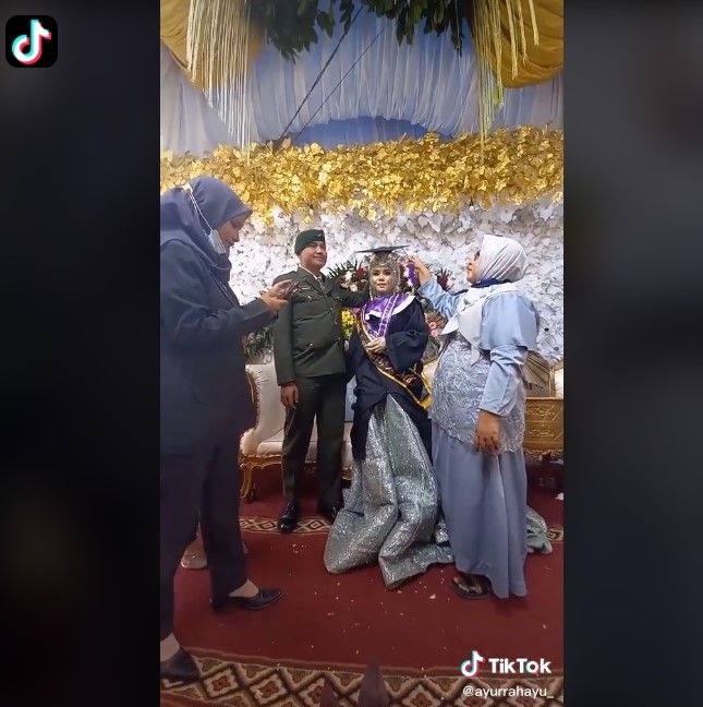 Momen wisuda di atas pelaminan (tiktok)