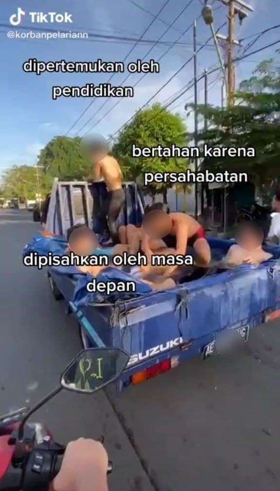 Mobil pickup disulap menjadi kolam renang berjalan. (TikTok/@korbanpelariann)