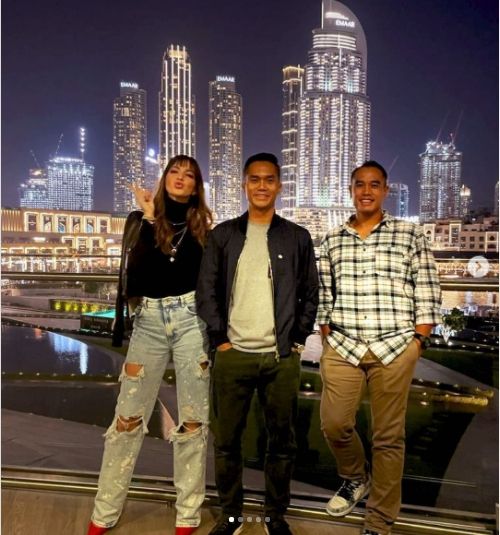 Nia Ramadhani liburan keluarga ke Dubai. (Instagram/@ramadahaniabakrie)