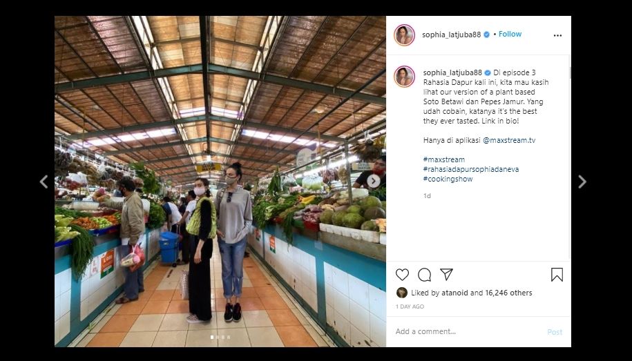 Belanja Sayur di Pasar Bareng Eva Celia, Gaya Sophia Latjuba Bikin Salfok. (Instagram/@sophialatjuba88)