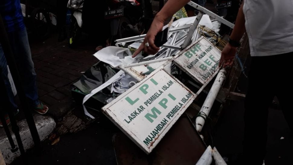 Brimob dan tentara bongkar atribut FPI di Petamburan, Jakarta Pusat. (Suara.com/Novian)