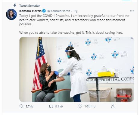 Kamala Harris disuntik vaksin Covid-19. (Twitter/@KamalaHarris)