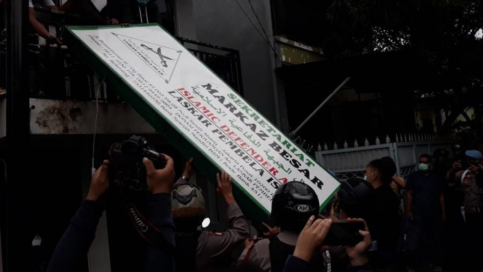 Brimob dan tentara bongkar atribut FPI di Petamburan, Jakarta Pusat. (Suara.com/Novian)