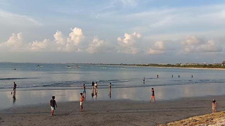 Pantai Kuta, Bali. (Suara.com/Silfa)