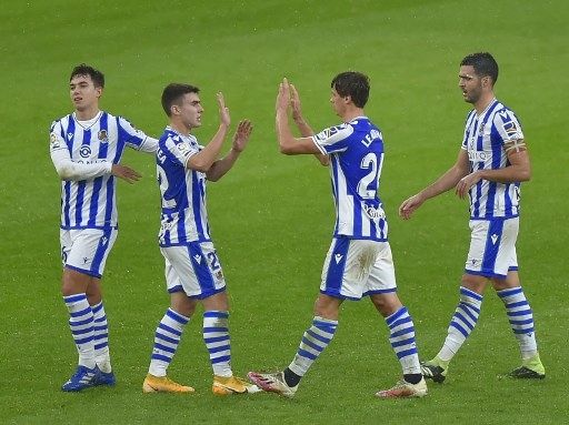 Pemain Real Sociedad rayakan kemenangan atas Athletic Bilbao di San Mames dalam pertandingan Liga Spanyol, Kamis (31/12/2020). [AFP]