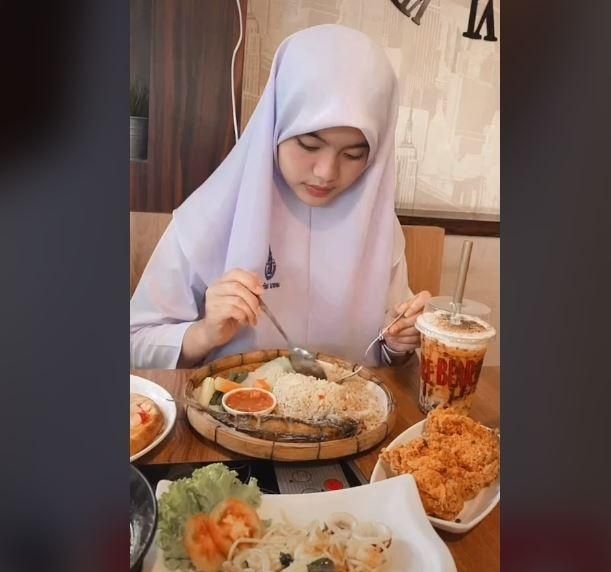 Pesona ukhti Thailand ini bikin netizen kesemsem. (TikTok/ @idayarinda)