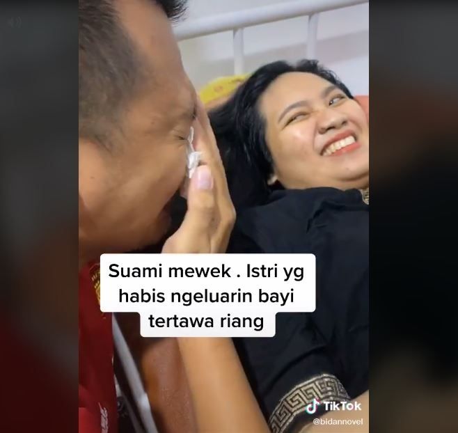 Viral Ibu Melahirkan Pasang Ekspresi Santai, Bidan Ikut Panen Pujian (tiktok.com/@bidannovel)