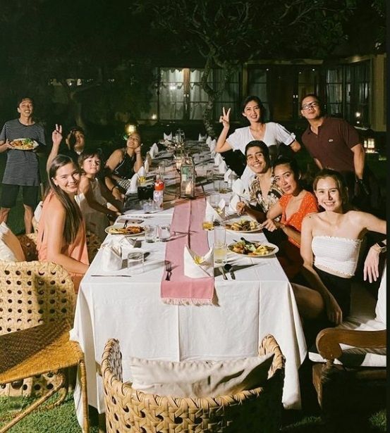 Gading Marten merayakan malam tahun baru bareng putrinya, Gempita Nora Marten dan perempuan spesial di hatinya, Karen Nijsen. [Instagram]
