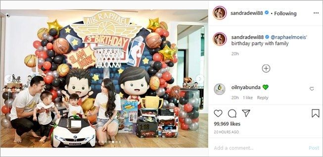 Putra Sandra Dewi dapat hadiah mainan mobil mewah saat ultah. (Instagram/@sandradewi88)