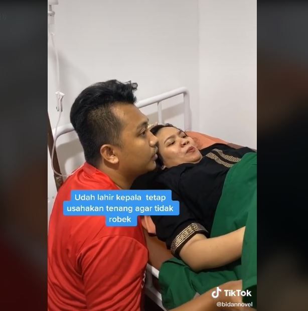 Viral Ibu Melahirkan Pasang Ekspresi Santai, Bidan Ikut Panen Pujian (tiktok.com/@bidannovel)
