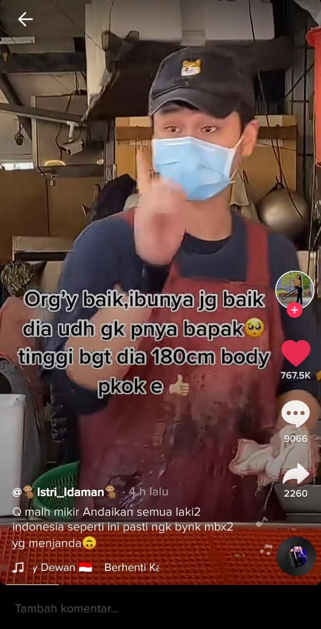 Pedagang ayam potong tampan sukses buat baper (TikTok @rika25041996)