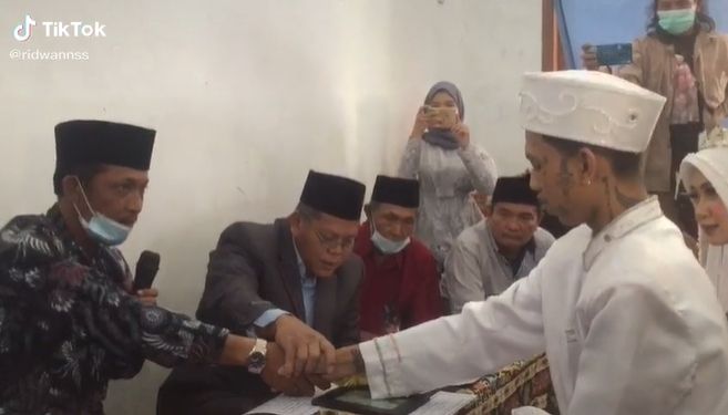 Ridwan Pria Bertato 'Jemput Cewek Depan Gang' Akhirnya Menikah (TikTok).