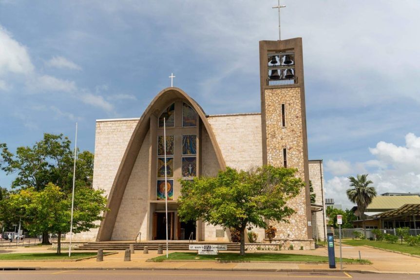 Sekitar selusin orang menghadiri kebaktian di Katedral St Mary. (ABC News: Dane Hirst)