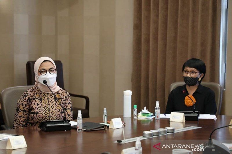 Kepala Badan Pengawas Obat dan Makanan (BPOM) Penny K Lukito dan Menteri Luar Negeri Retno Marsudi (kanan) dalam jumpa pers daringnya, Rabu (30/12/2020) (Foto: Antara)