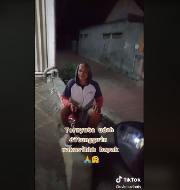 Aksi menyentuh ayah untuk anaknya yang pulang tengah malam. (TikTok/ovienovianty)