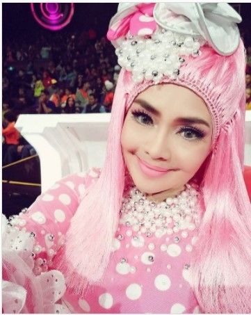 Gaya Hijab Nyentik Iyeth Bustami. (Dok: Instagram/nendy_alfarizi_ll_ibl24)