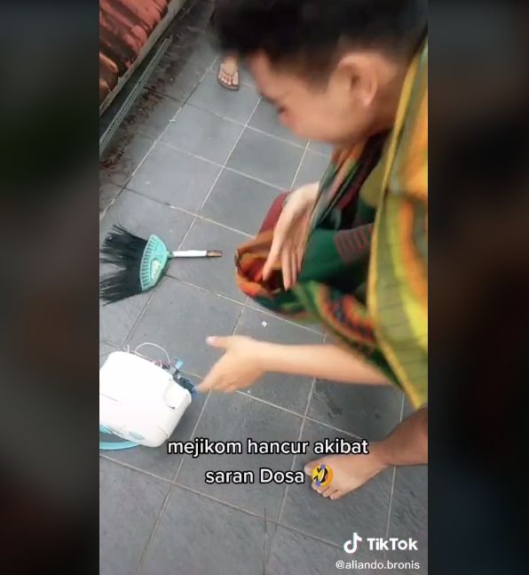 Video pemuda rusak rice cooker saat bikin konten. (TikTok/Aliandoaliando.bronis)
