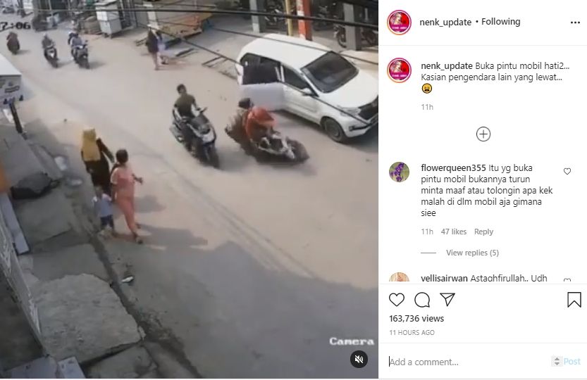 Video pemotor jatuh gara-gara pintu mobil terbuka. (Instagram/nenk_update)