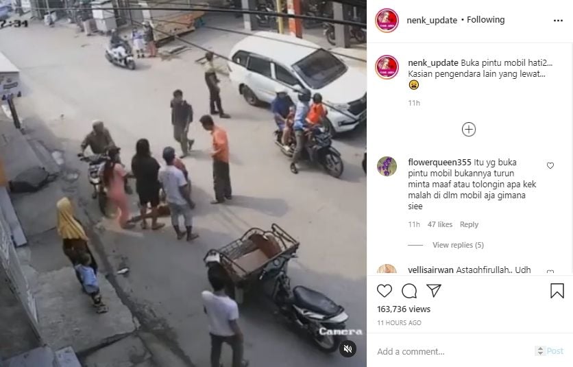 Video pemotor jatuh gara-gara pintu mobil terbuka. (Instagram/nenk_update)