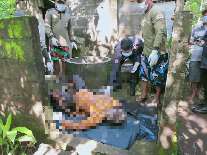 Wanita bernama Pawiro alias Ceplis ditemukan tewas di dalam sumur dan dievakuasi tim Polsek Srandakan serta SAR BPBD Bantul di Pedukuhan Polosiyo RT 2, Kalurahan Poncosari, Kapanewon Srandakan, Kabupaten Bantul, Kamis (7/1/2021). (SuaraJogja.id/HO-Polsek Srandakan)