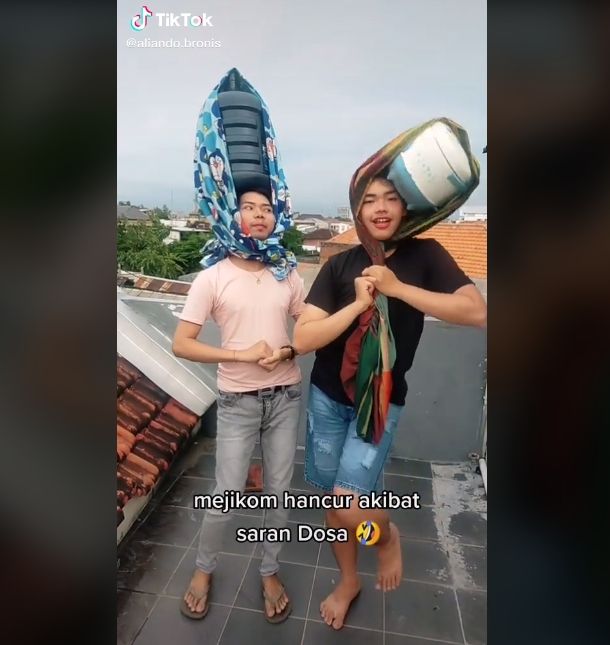 Video pemuda rusak rice cooker saat bikin konten. (TikTok/Aliandoaliando.bronis)