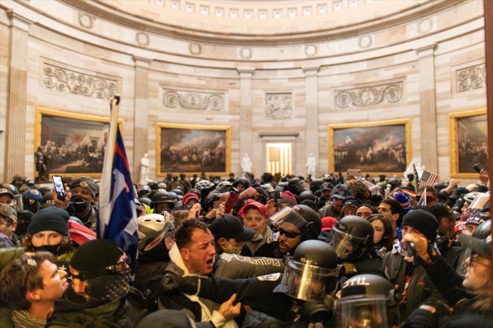 Massa Trump geruduk gedung Capitol Hill. (Anadolu Agency/Mostafa Bassim)  