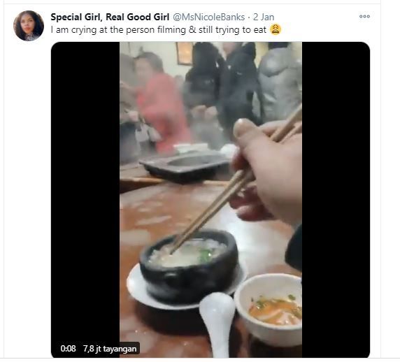 Ada adu jotos, orang ini tetap santuy santap makanannya (Twitter @MsNicoleBanks)