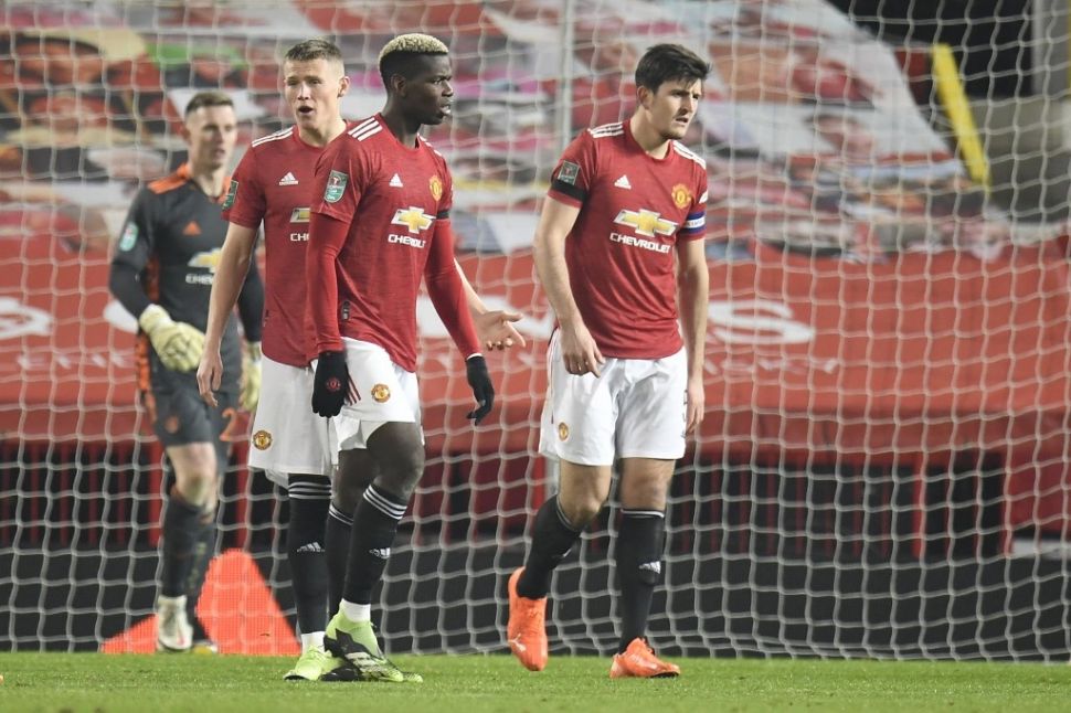 Para pemain Manchester United terlihat kecewa setelah dikalahkan Manchester City dalam laga semifinal Piala Liga Inggris di Old Trafford, Manchester, Kamis (7/1/2021) dini hari WIB. [PETER POWELL / POOL / AFP].